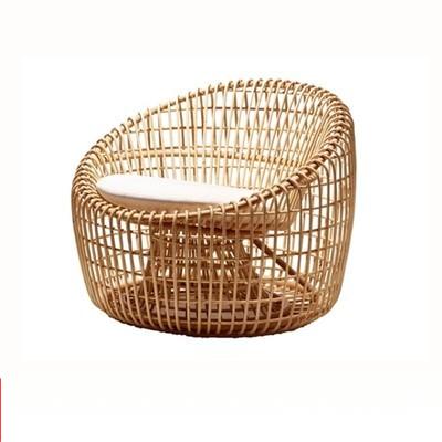 Canapé d'extérieur en rotin tissé avec table basse assortie, ensemble de salon extérieur Novah avec sièges confortables.