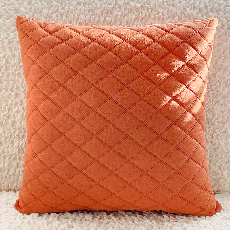 Coussin décoratif pour salon en velours avec motif artistique, marque Novah, sur un canapé moderne.